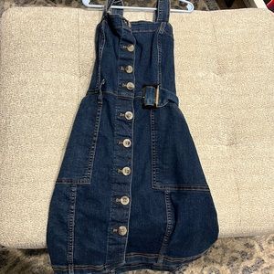 I’m selling unworn clothes that don’t fit me.
